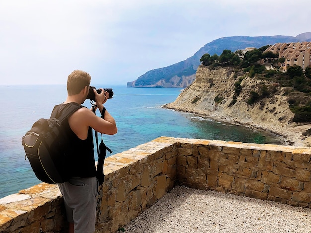 https://img.freepik.com/free-photo/photographer-taking-picture-ocean-coast_657883-287.jpg